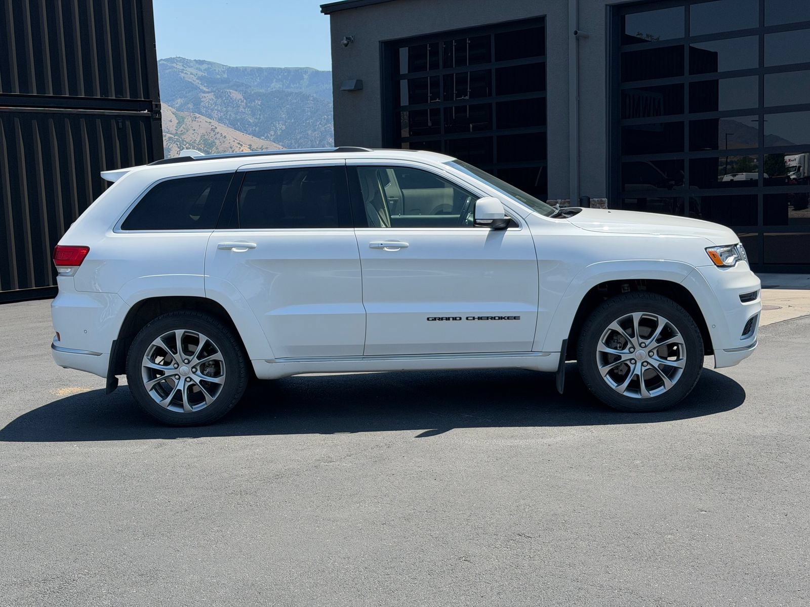 Used 2021 Jeep Grand Cherokee Summit AWD/4WD image 3