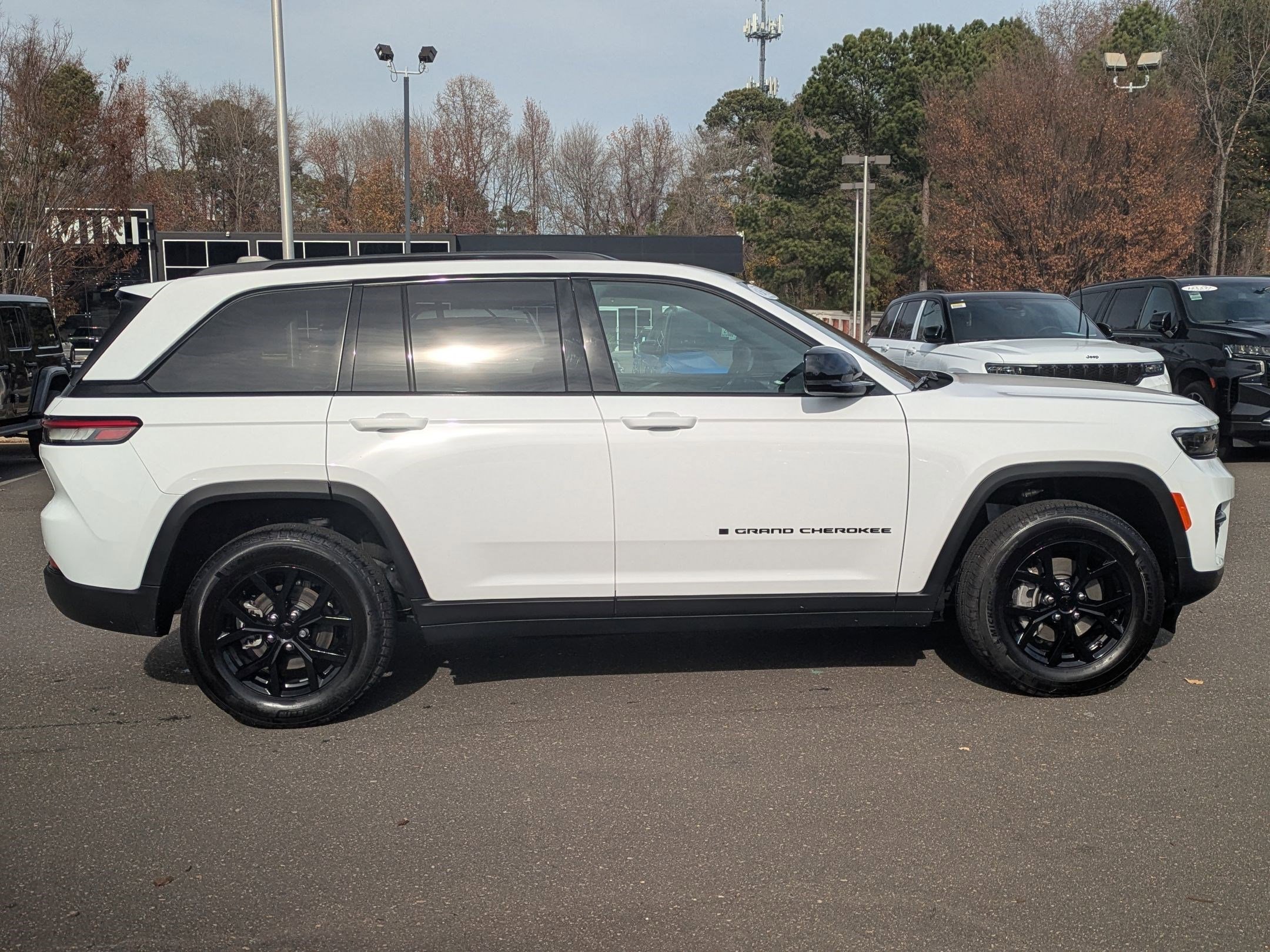 Used 2025 Jeep Grand Cherokee Altitude image 4