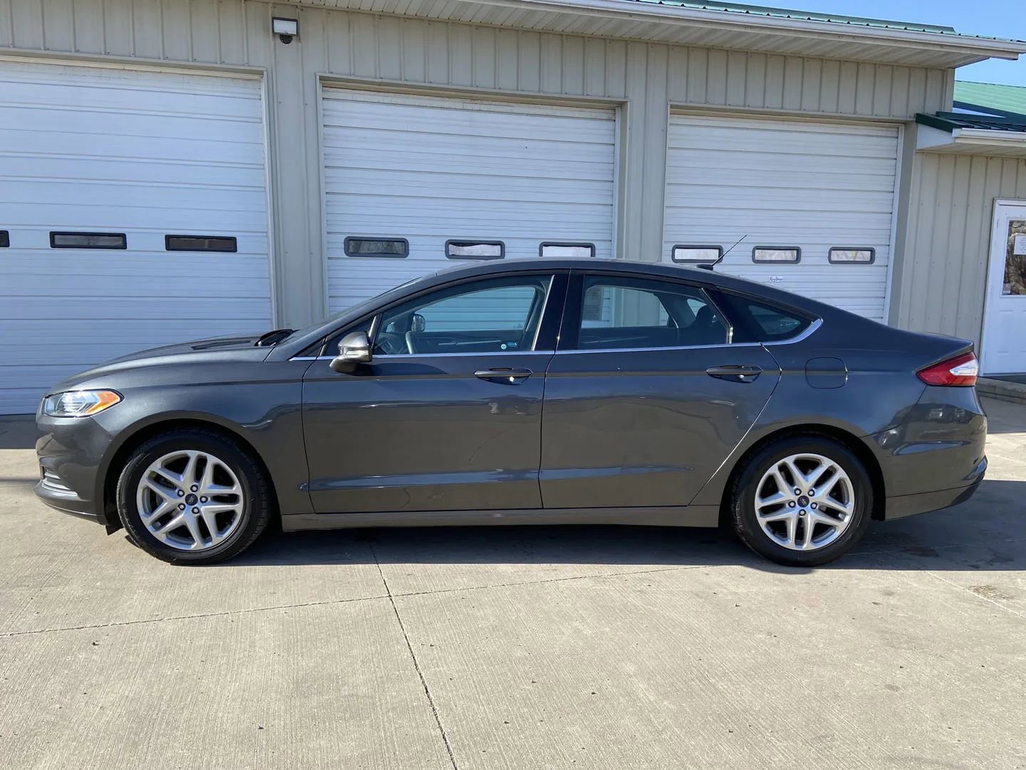 Used 2016 Ford Fusion SE image 4