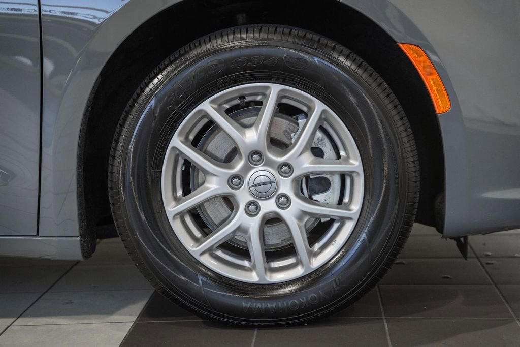 Used 2025 Chrysler Pacifica Select FWD image 19