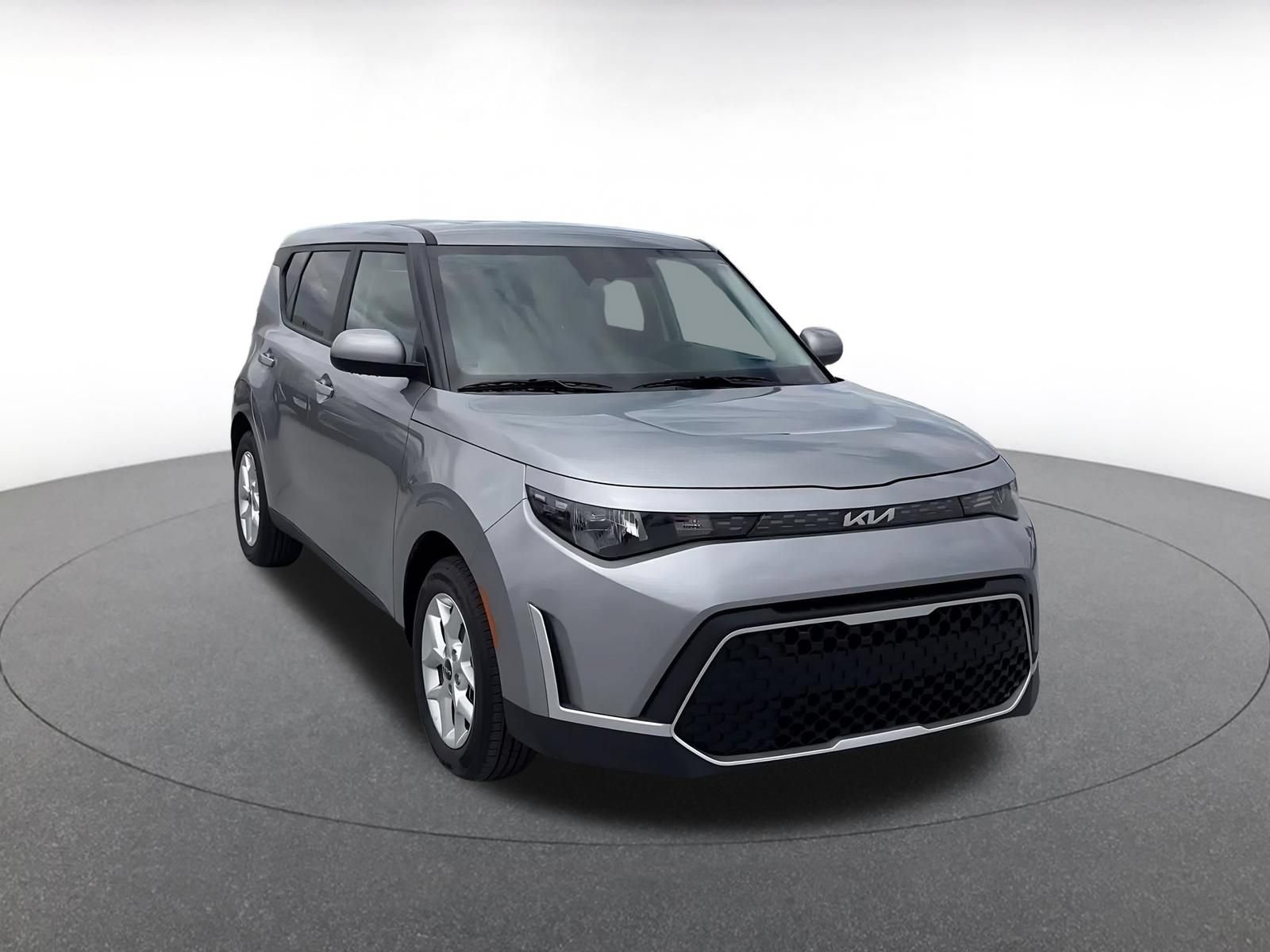 Used 2025 Kia Soul LX w/ LX Technology Package FWD image 3