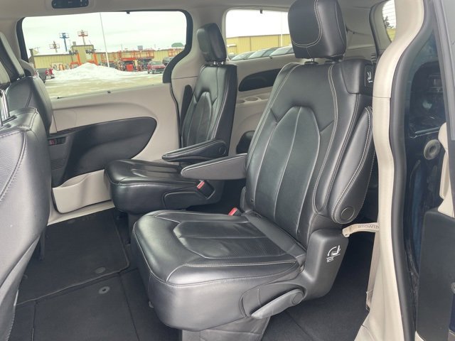 Used 2022 Chrysler Pacifica Touring-L image 9