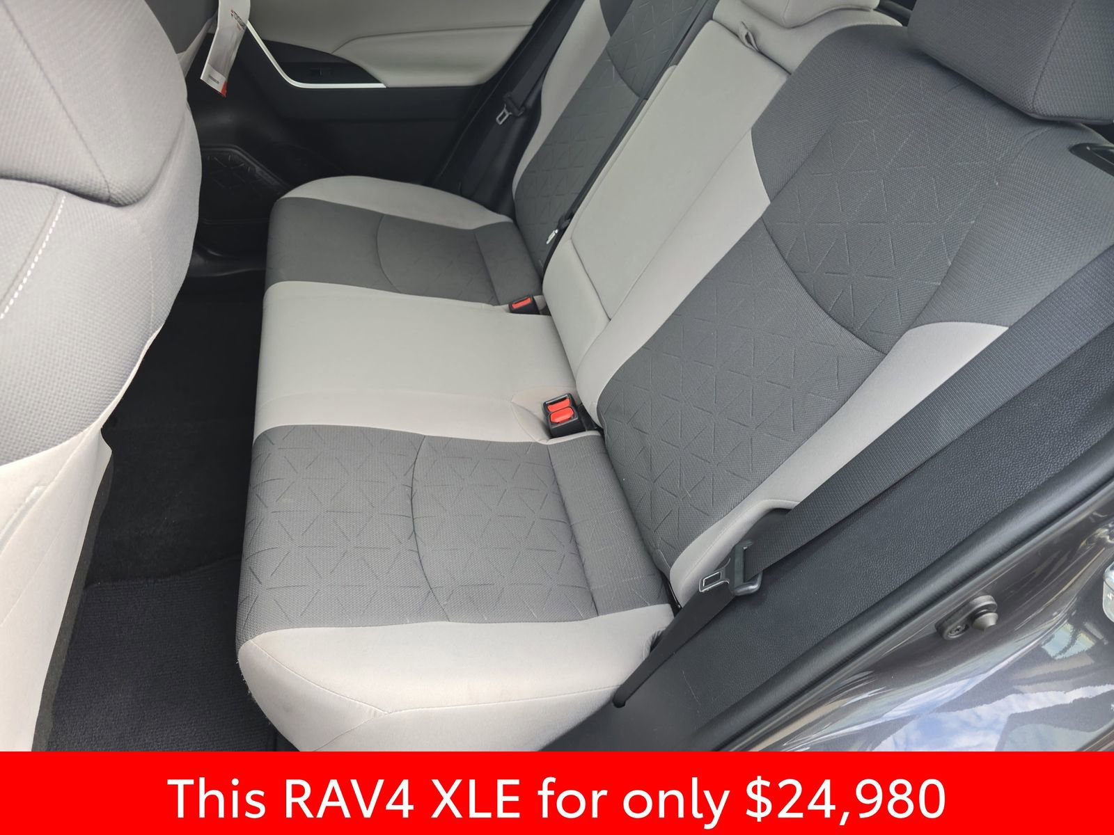 Used 2022 Toyota RAV4 XLE image 19