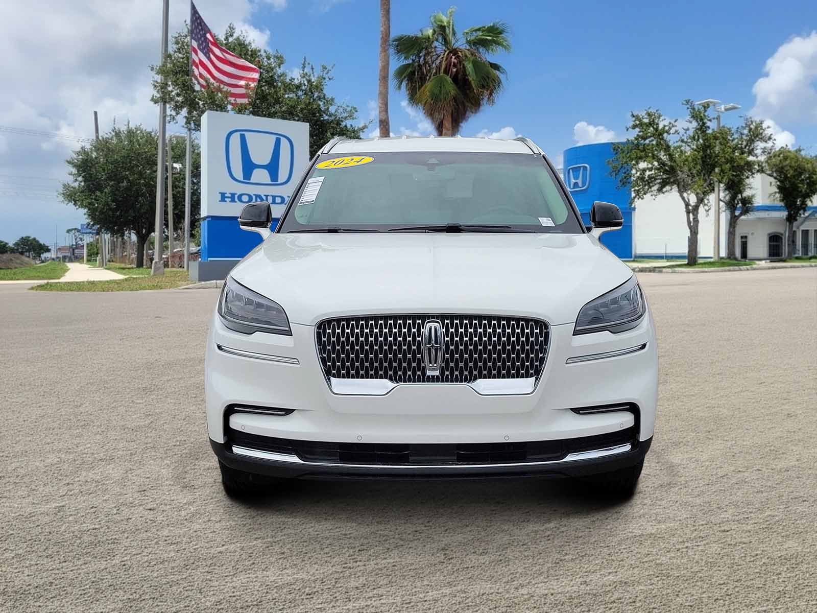 Used 2023 Lincoln Aviator AWD w/ Class IV Trailer Tow Package image 2