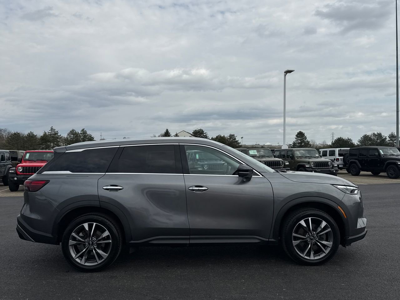 Used 2023 INFINITI QX60 Luxe AWD/4WD image 2