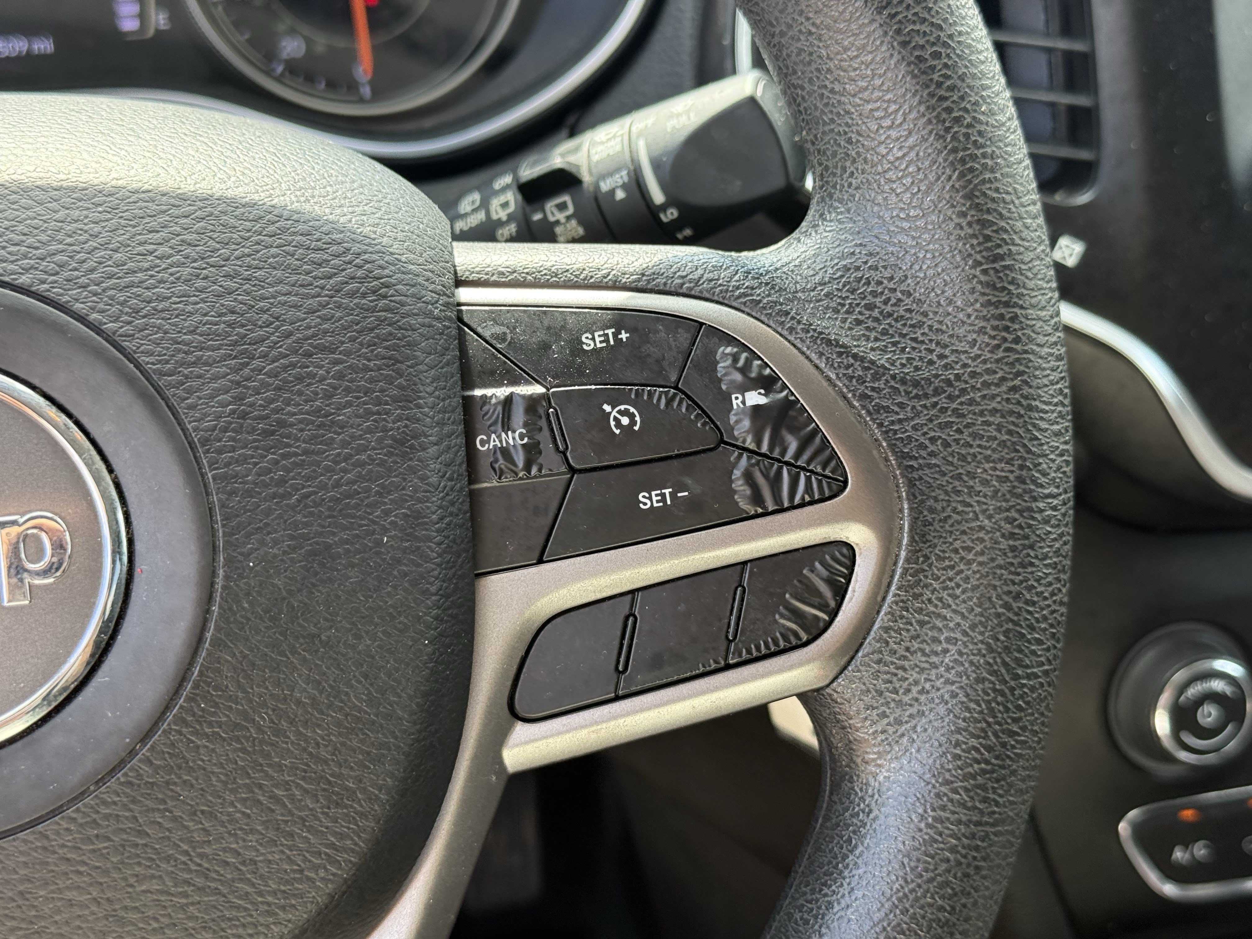 Used 2019 Jeep Cherokee Latitude w/ Popular Appearance Group FWD image 17