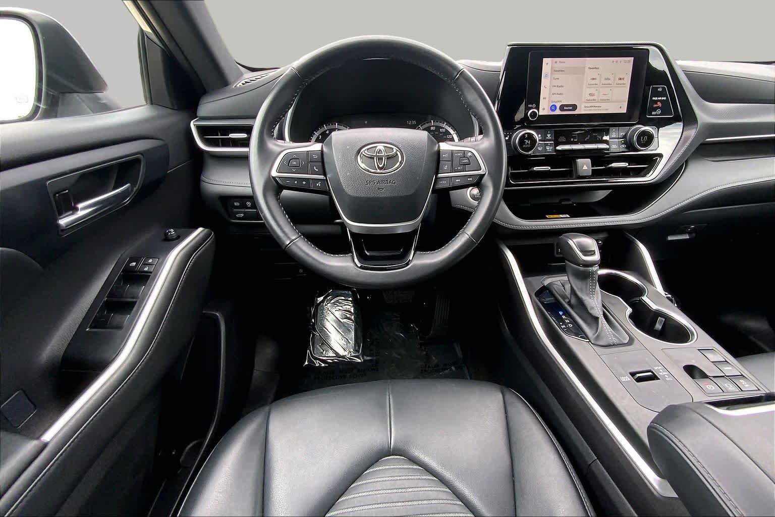 Used 2024 Toyota Highlander XSE FWD image 6