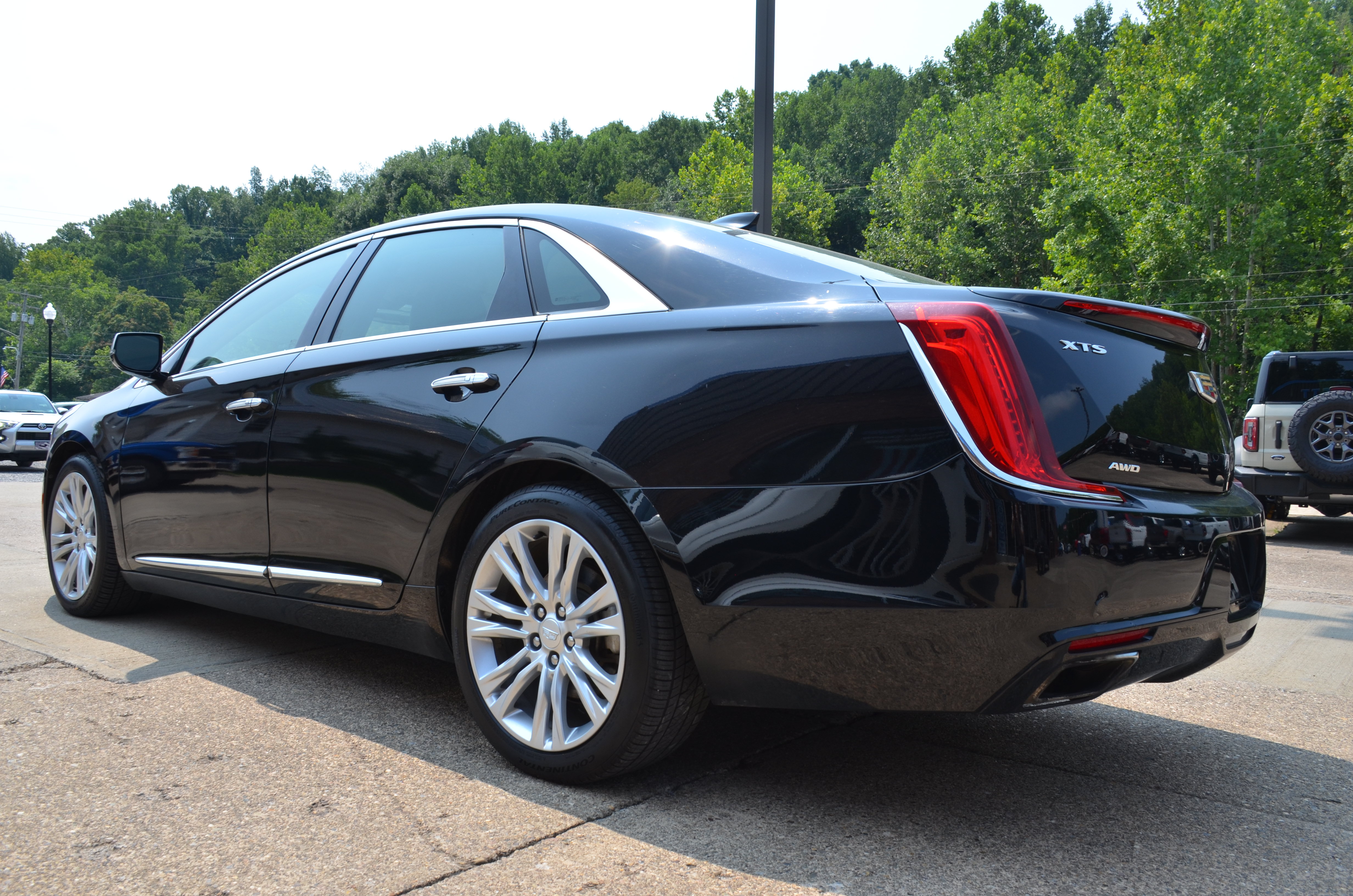 Used 2018 Cadillac XTS Luxury AWD/4WD image 2