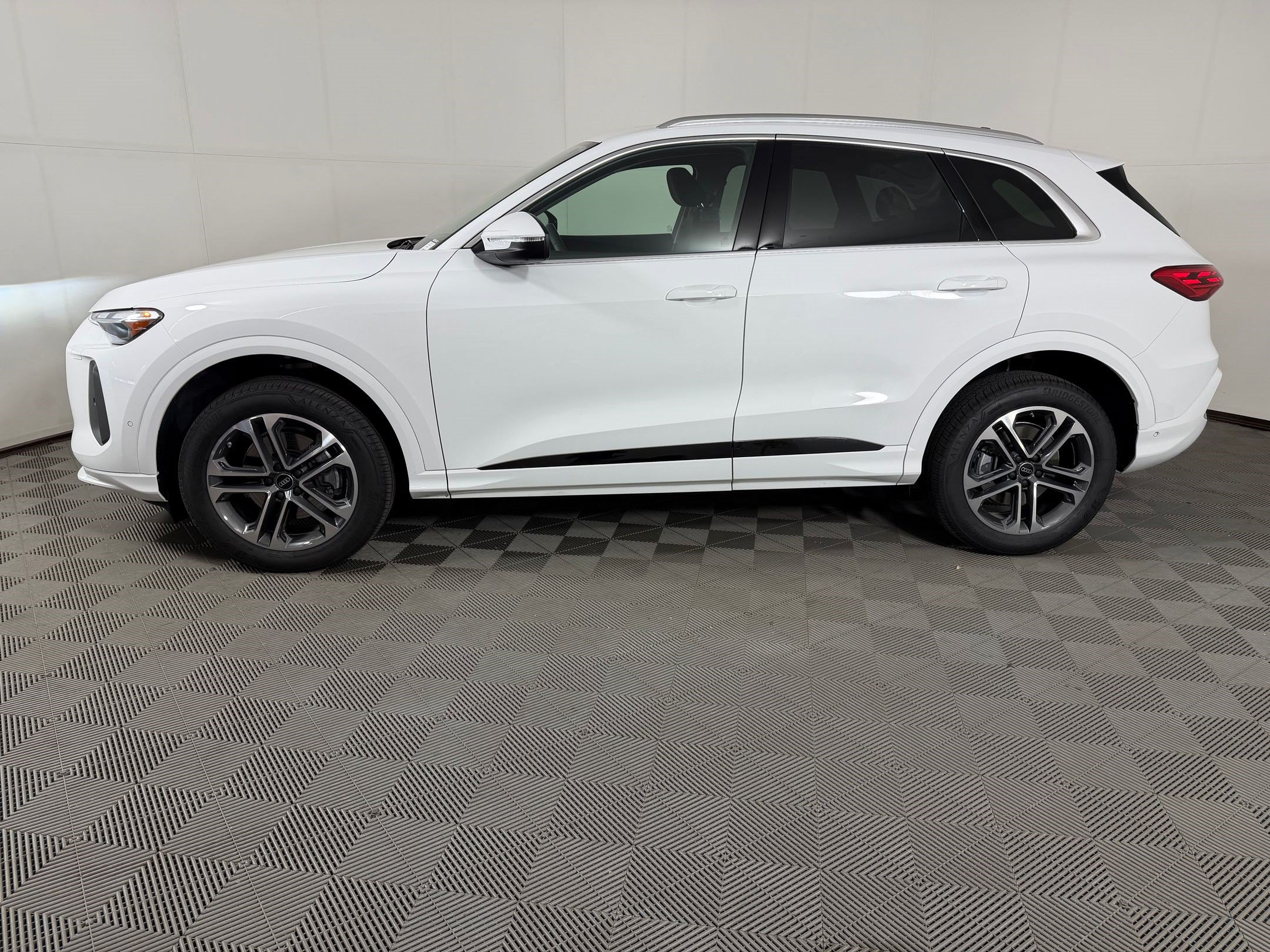 Certified 2025 Audi Q5 Premium w/ Convenience Package AWD/4WD image 2