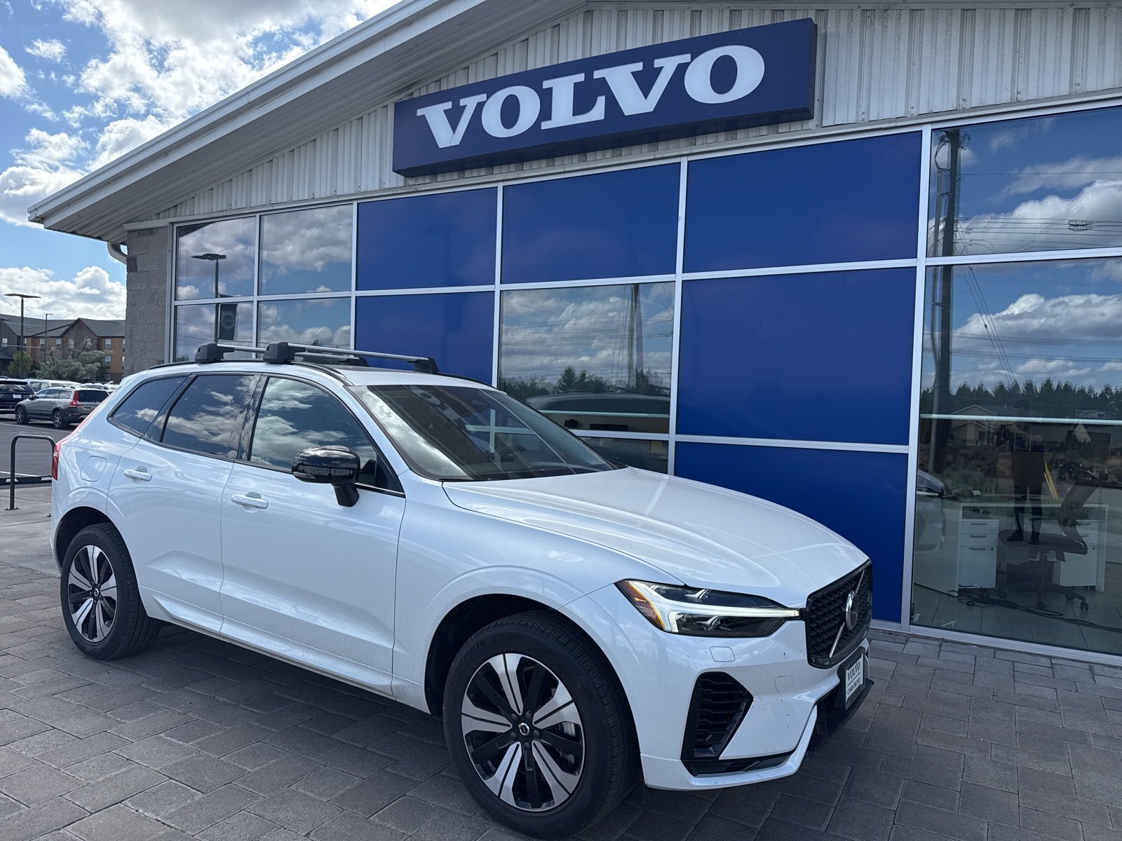 Certified 2025 Volvo XC60 T8 Core w/ Protection Package Premier image 1