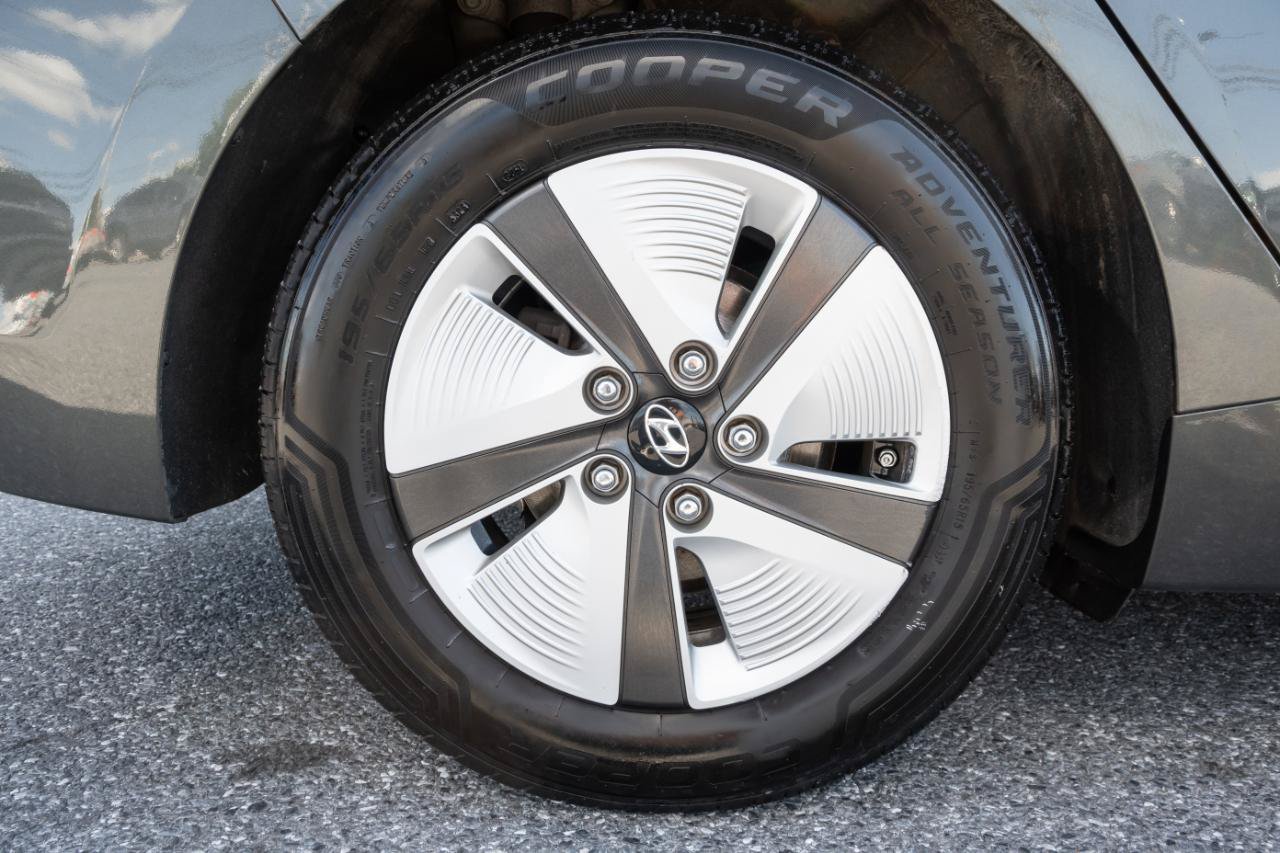 Used 2020 Hyundai Ioniq Blue FWD image 33