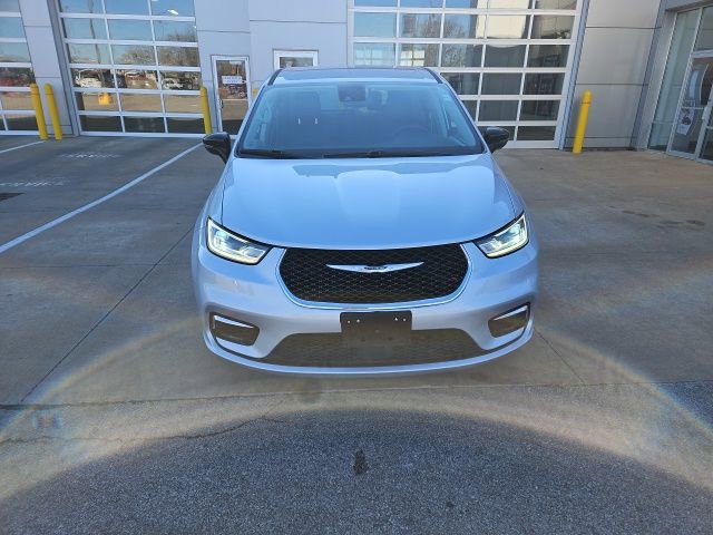 Used 2024 Chrysler Pacifica Touring-L video 2