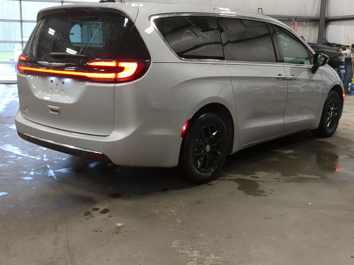 Used 2024 Chrysler Pacifica Touring-L FWD image 3