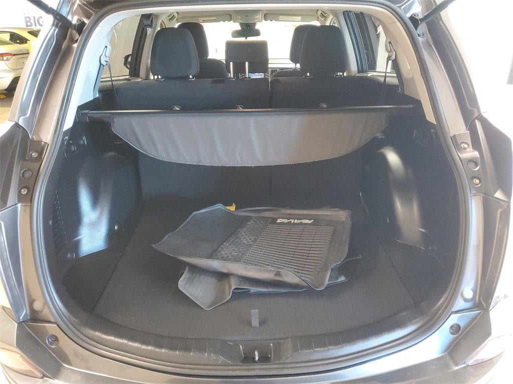 Used 2018 Toyota RAV4 LE image 8