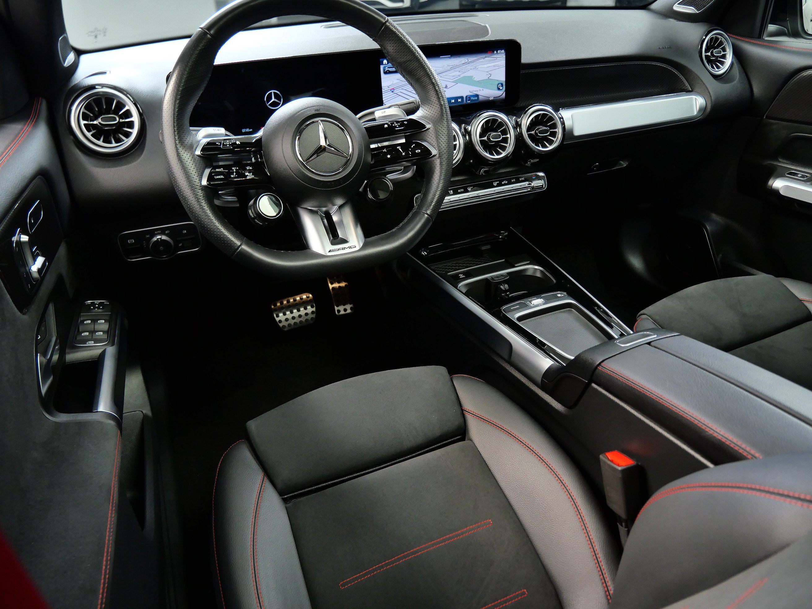 Used 2024 Mercedes-Benz GLB 35 AMG 4MATIC image 2