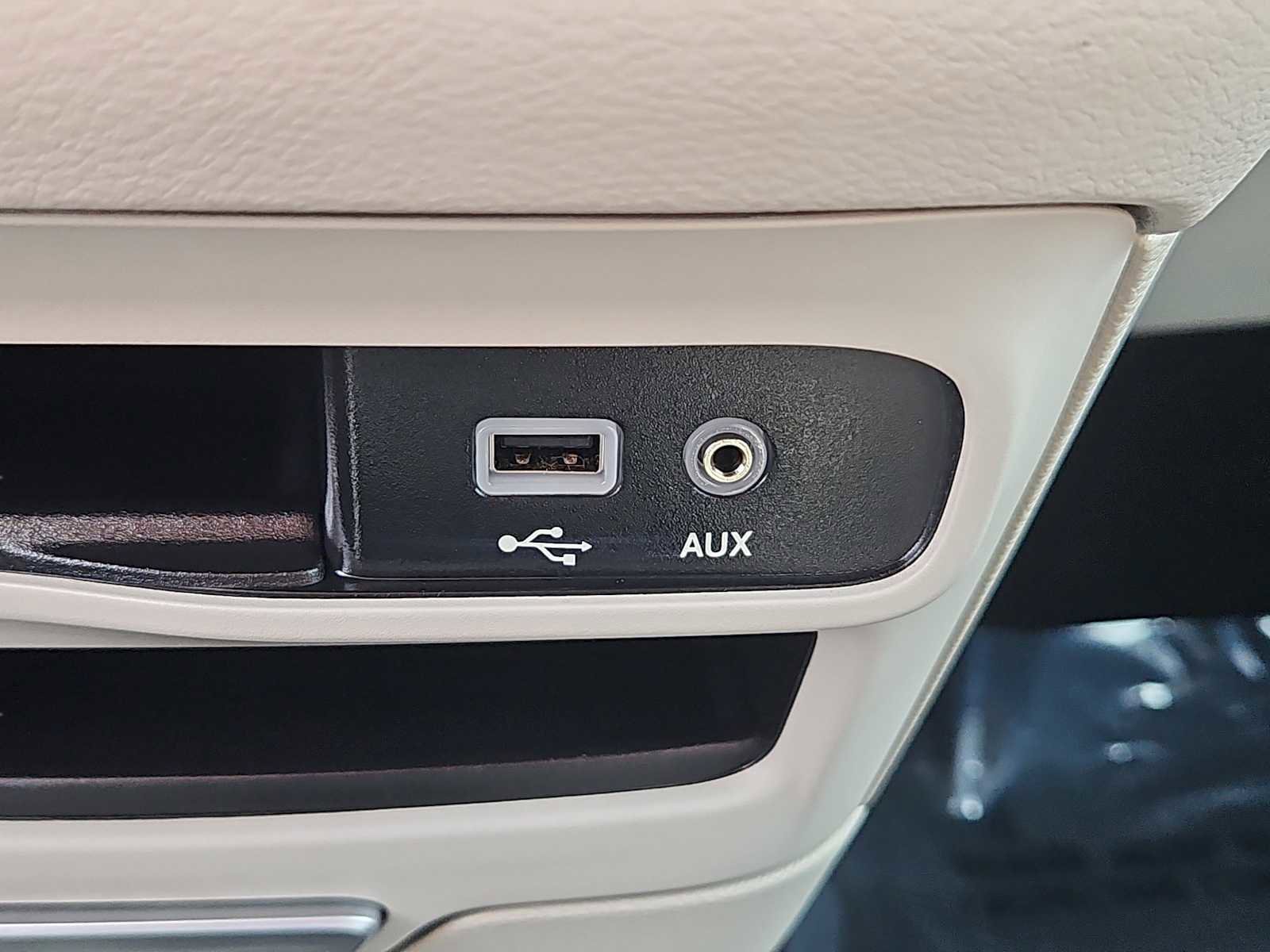 Used 2017 Chrysler Pacifica Touring-L image 18