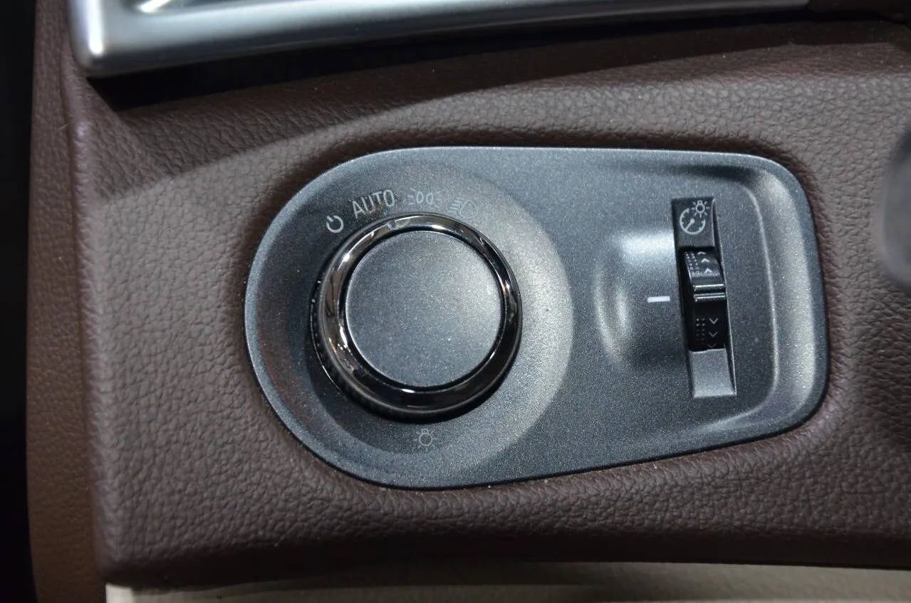 Used 2016 Cadillac SRX Luxury w/ Driver Awareness Package image 18