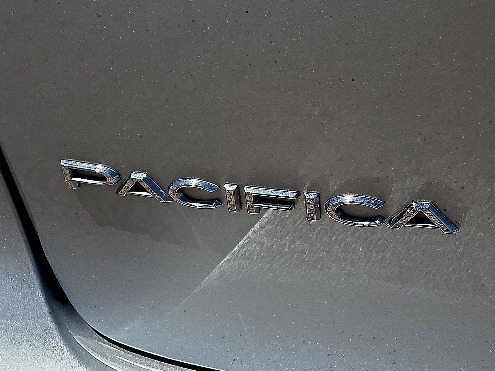 Used 2024 Chrysler Pacifica Touring-L FWD image 16