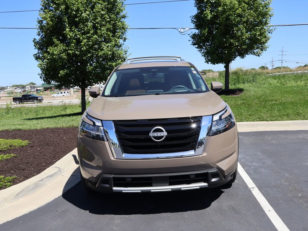 Used 2024 Nissan Pathfinder Platinum w/ Cargo Package AWD/4WD image 3