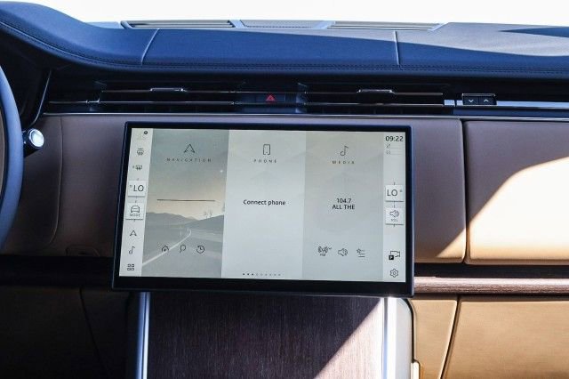 New 2025 Land Rover Range Rover SE image 16