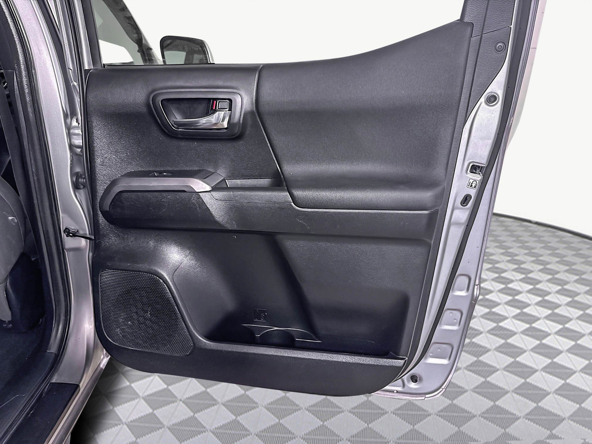 Used 2017 Toyota Tacoma SR image 28