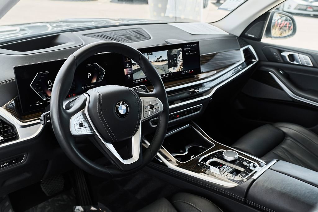 Used 2026 BMW X7 xDrive40i w/ Premium Package AWD/4WD image 2