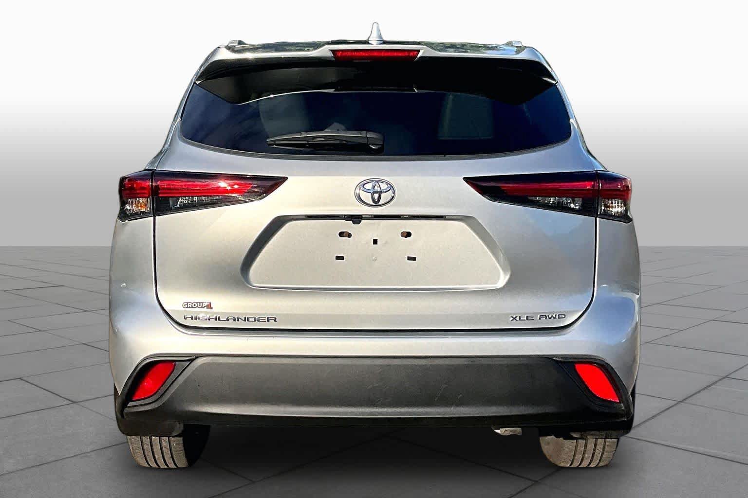 Used 2024 Toyota Highlander XLE AWD/4WD image 5