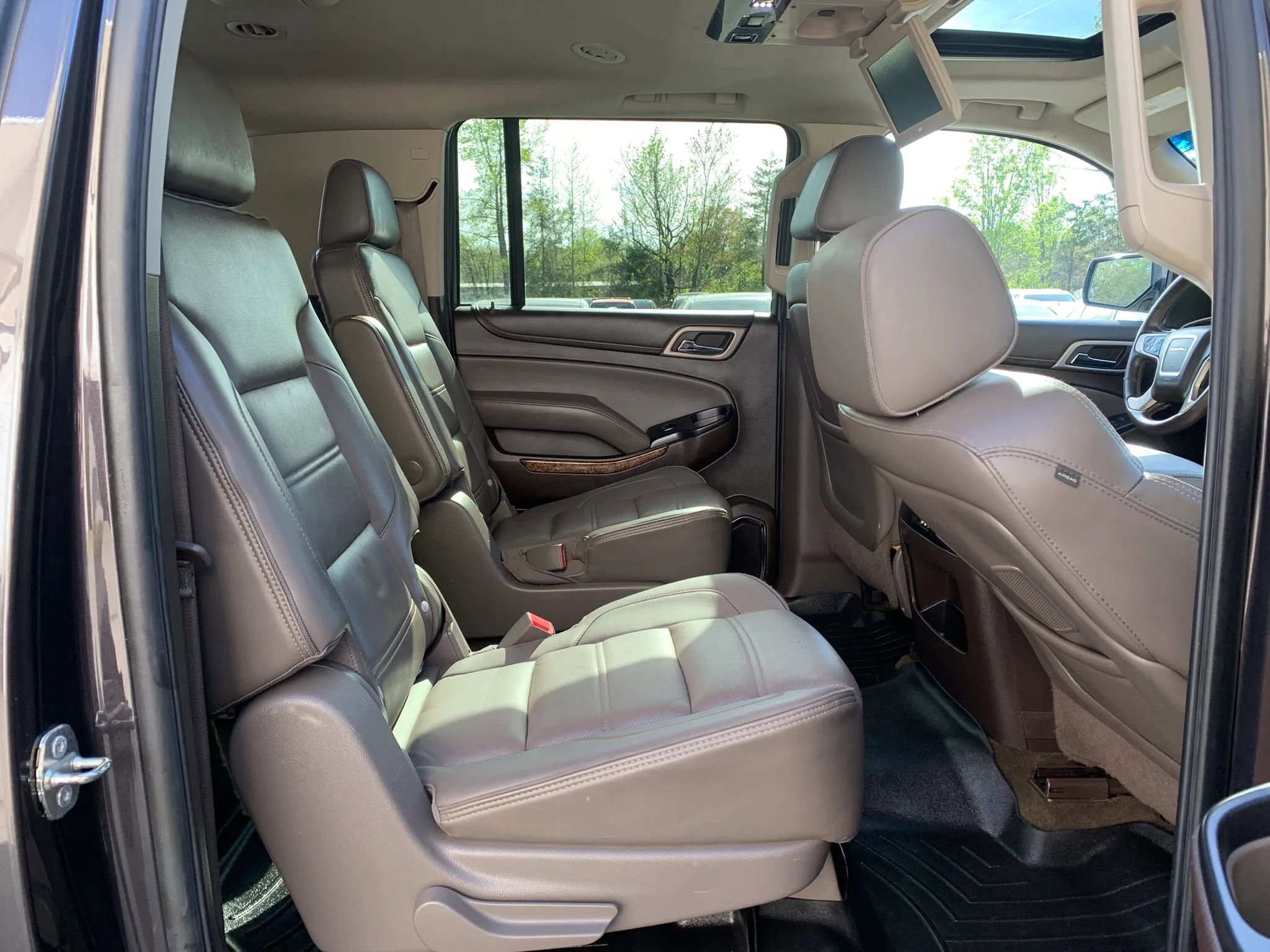 Used 2015 GMC Yukon XL Denali w/ Premium Package AWD/4WD image 33