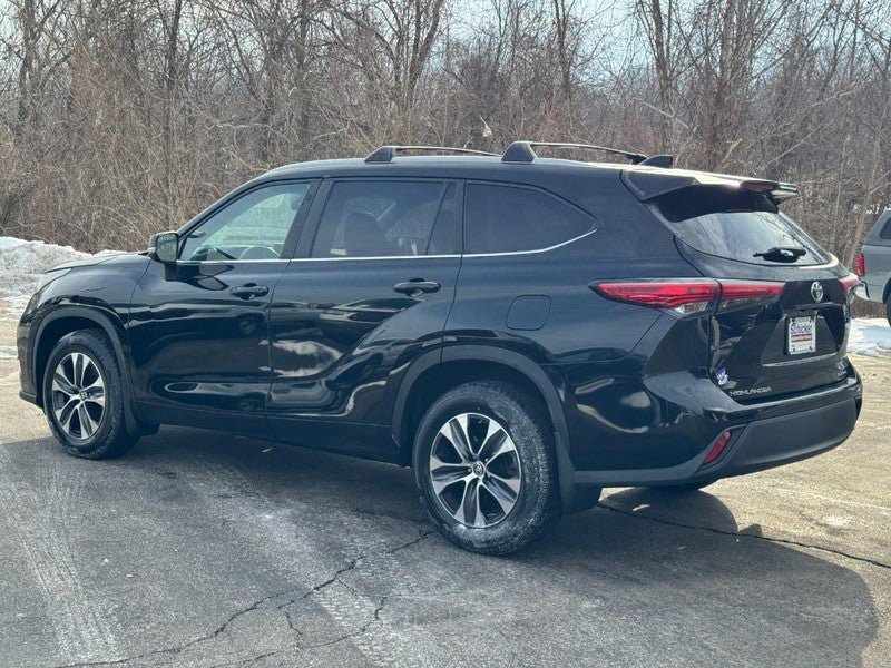 Used 2023 Toyota Highlander XLE AWD/4WD image 6