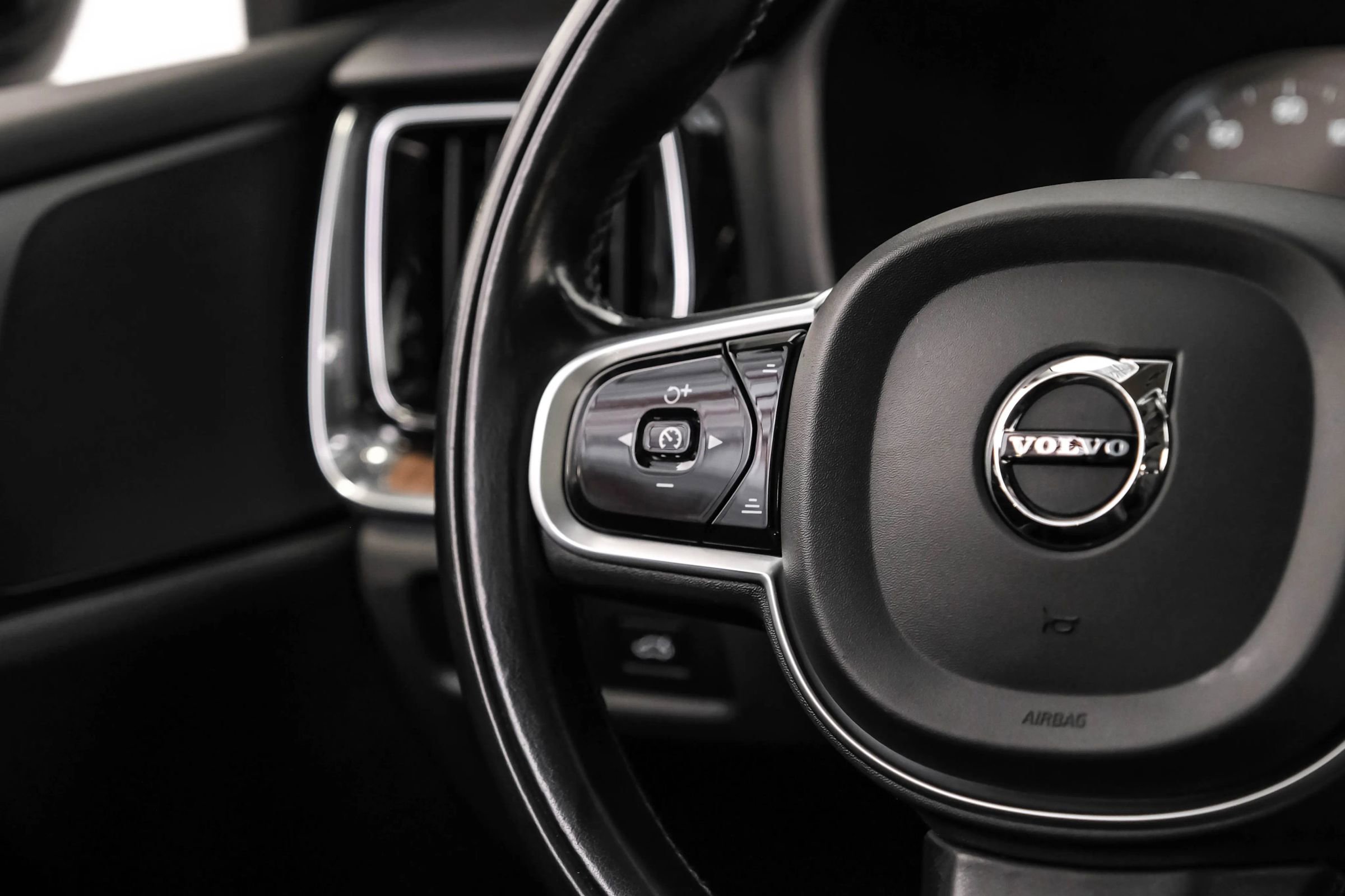 Used 2021 Volvo V60 T5 Momentum w/ Climate Package image 12