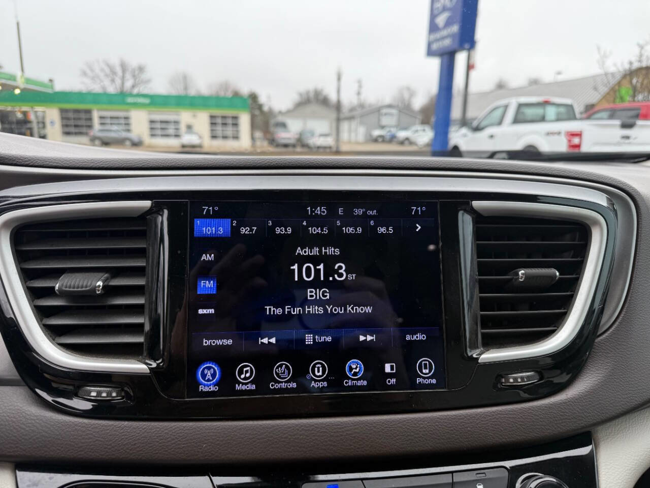 Used 2017 Chrysler Pacifica Touring-L FWD image 20