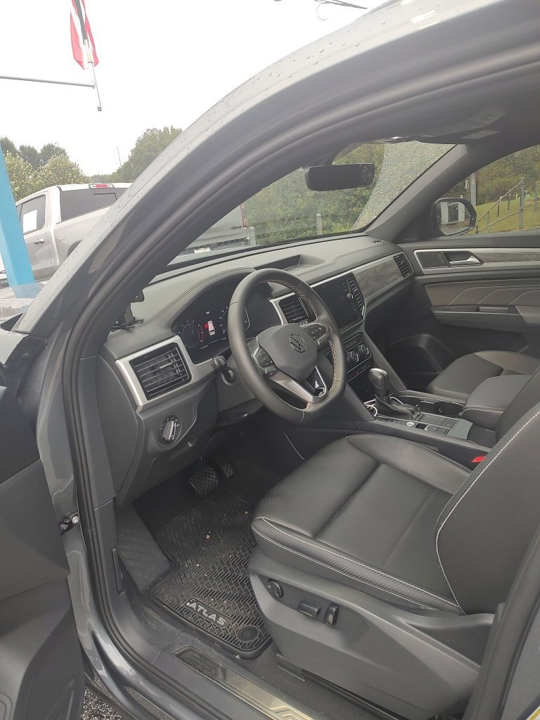 Used 2023 Volkswagen Atlas Cross Sport SE w/ Black Wheel Package FWD image 5