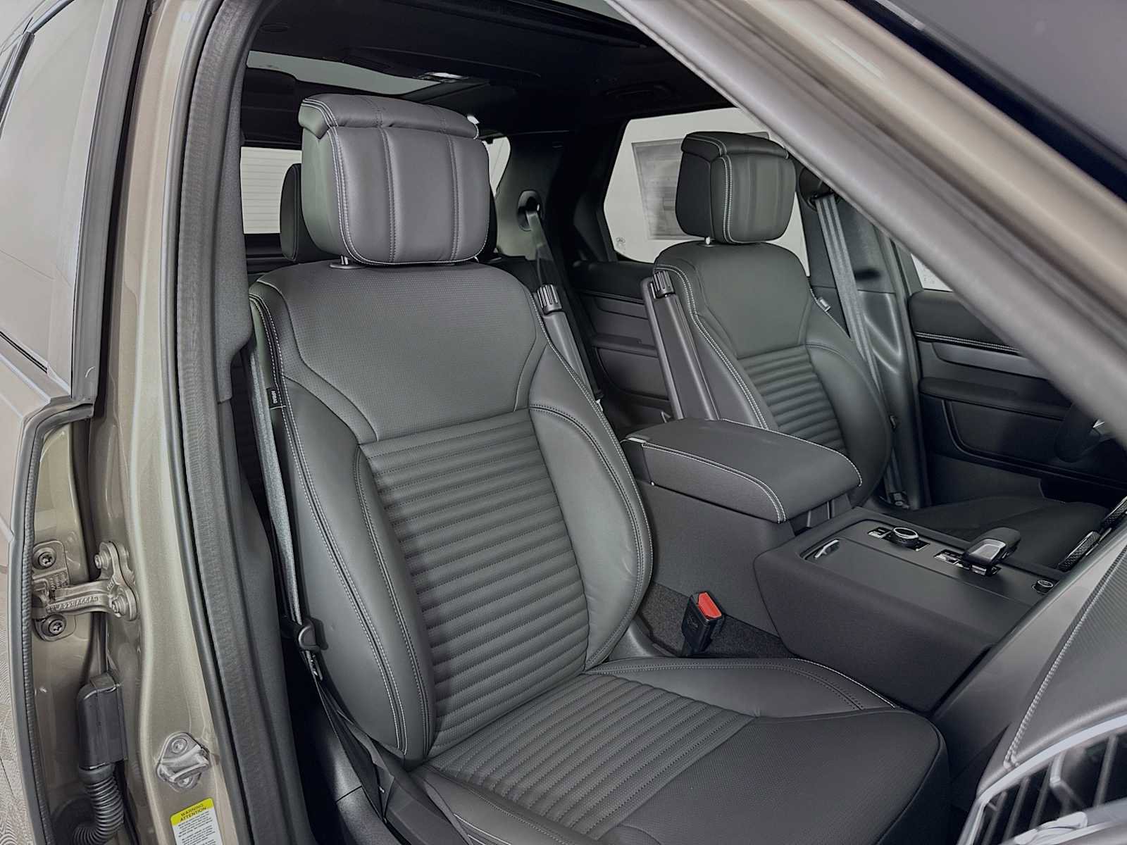 New 2025 Land Rover Discovery Dynamic SE image 27