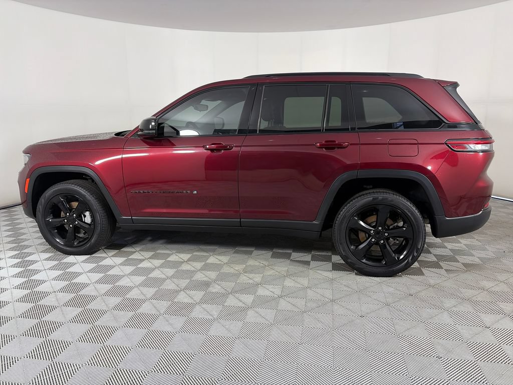 Used 2023 Jeep Grand Cherokee Limited w/ Black Appearance Package AWD/4WD image 4