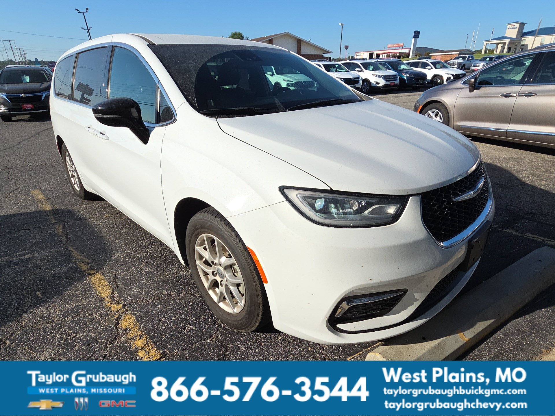 Used 2025 Chrysler Pacifica Select