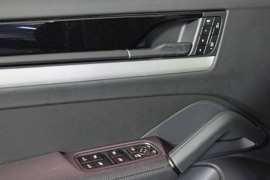 Used 2025 Porsche Cayenne Coupe image 16