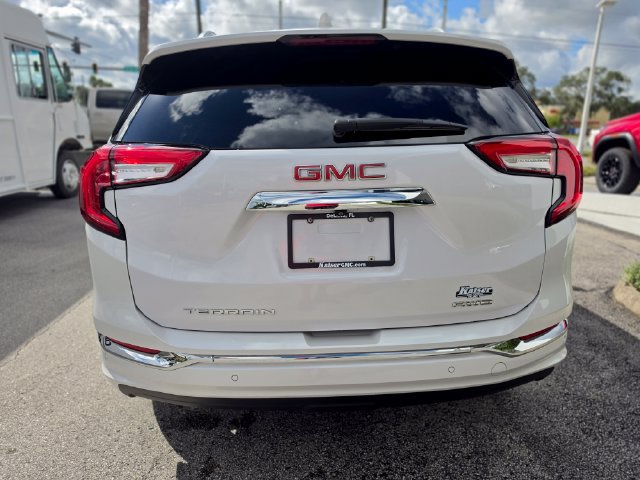 Used 2024 GMC Terrain Denali w/ Denali Premium Package AWD/4WD image 4