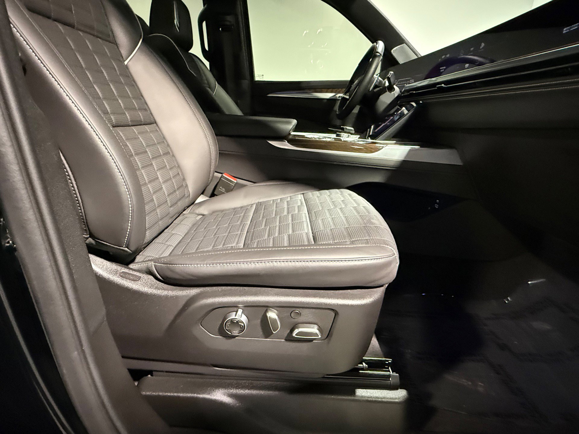 Used 2025 Cadillac Escalade Sport Platinum w/ LPO, ONYX Package image 54