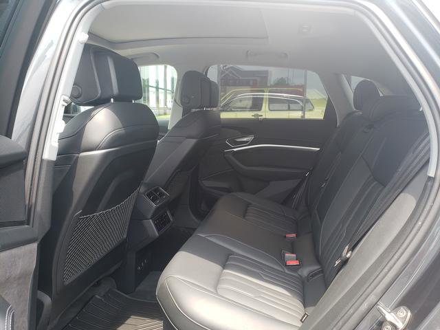 Used 2019 Audi e-tron Prestige w/ Prestige Package AWD/4WD image 11