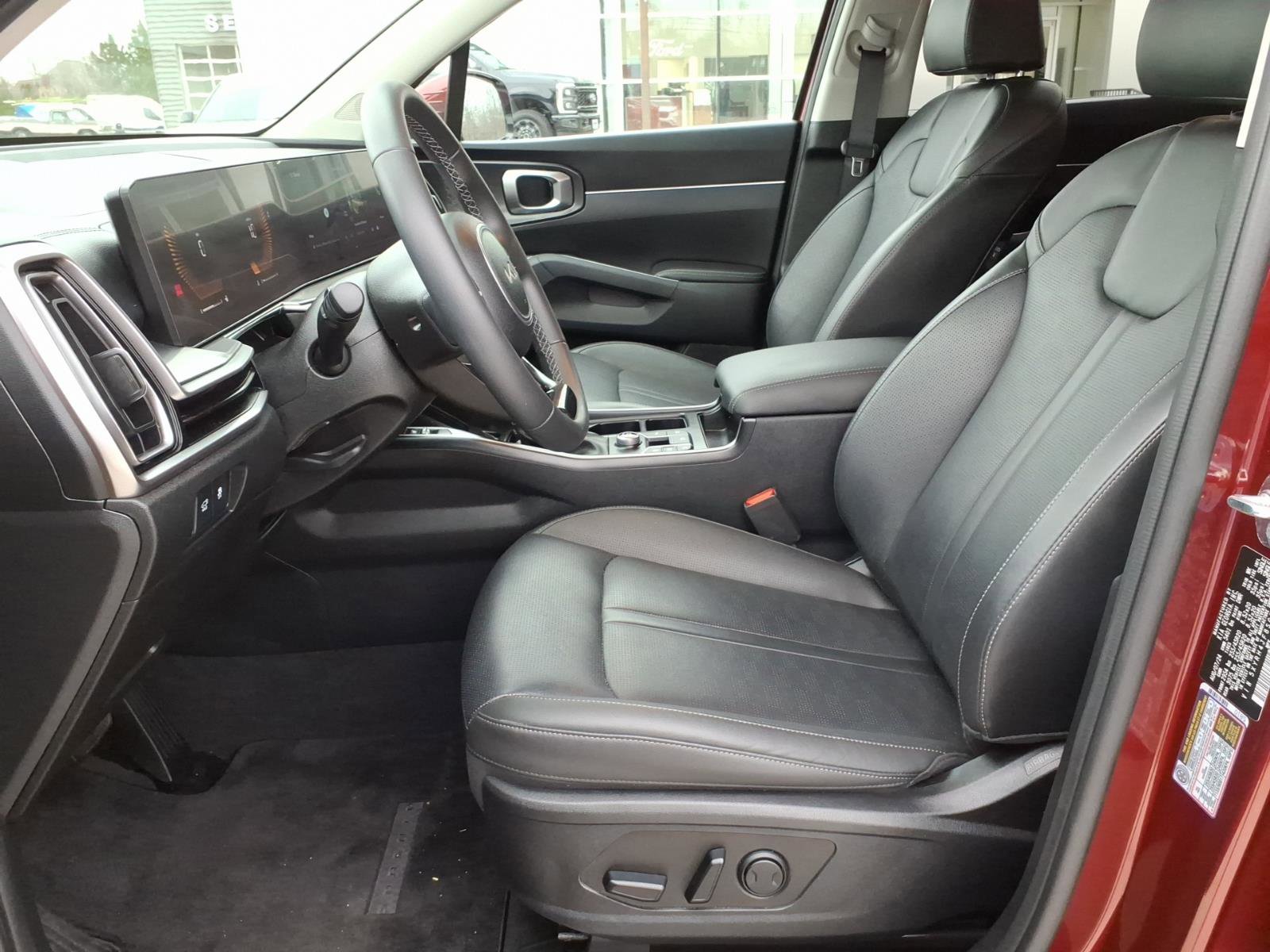 Used 2025 Kia Sorento EX image 11