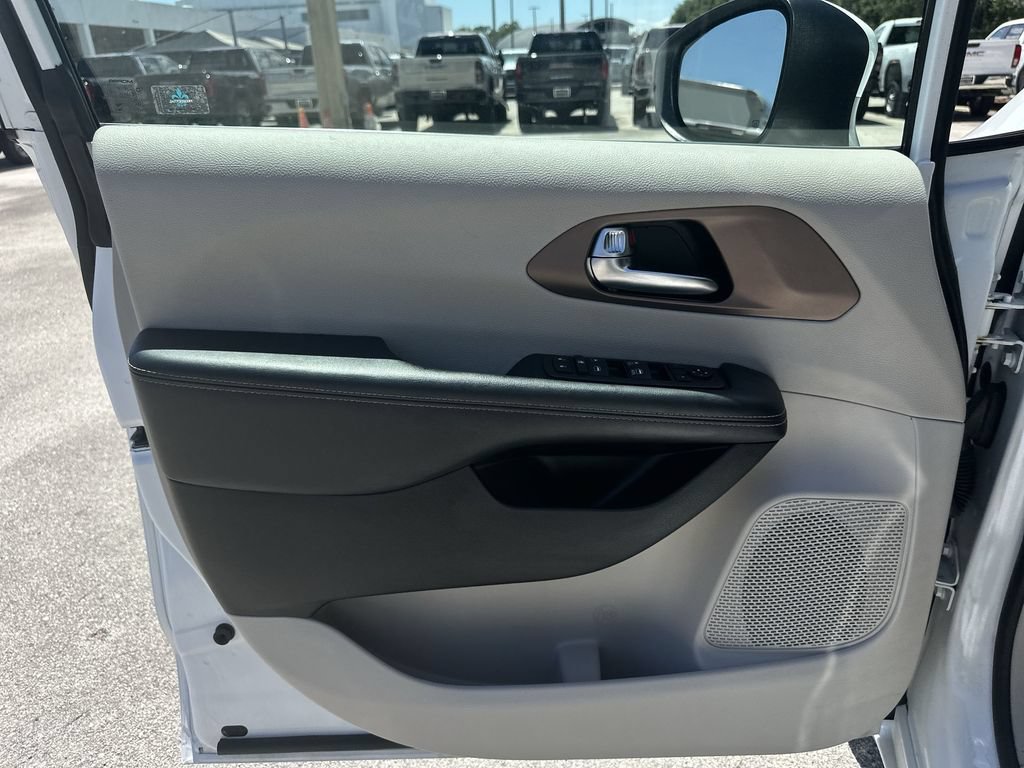 Used 2023 Chrysler Voyager LX FWD image 21