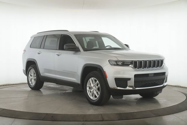 Used 2025 Jeep Grand Cherokee L Laredo w/ Luxury Tech Group I image 2