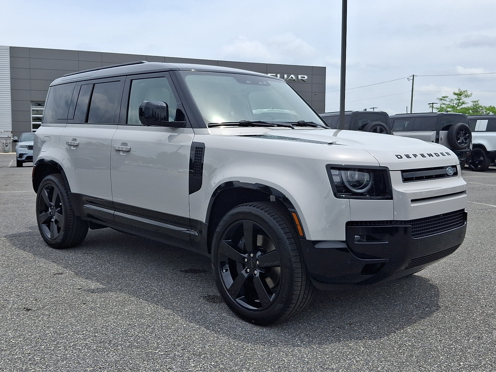Used 2026 Land Rover Defender 110 X-Dynamic SE AWD/4WD image 7
