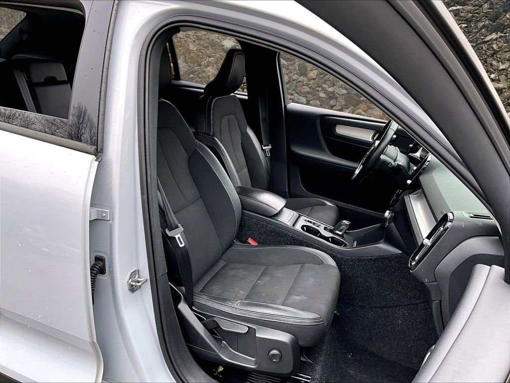 Used 2020 Volvo XC40 T5 Momentum image 7