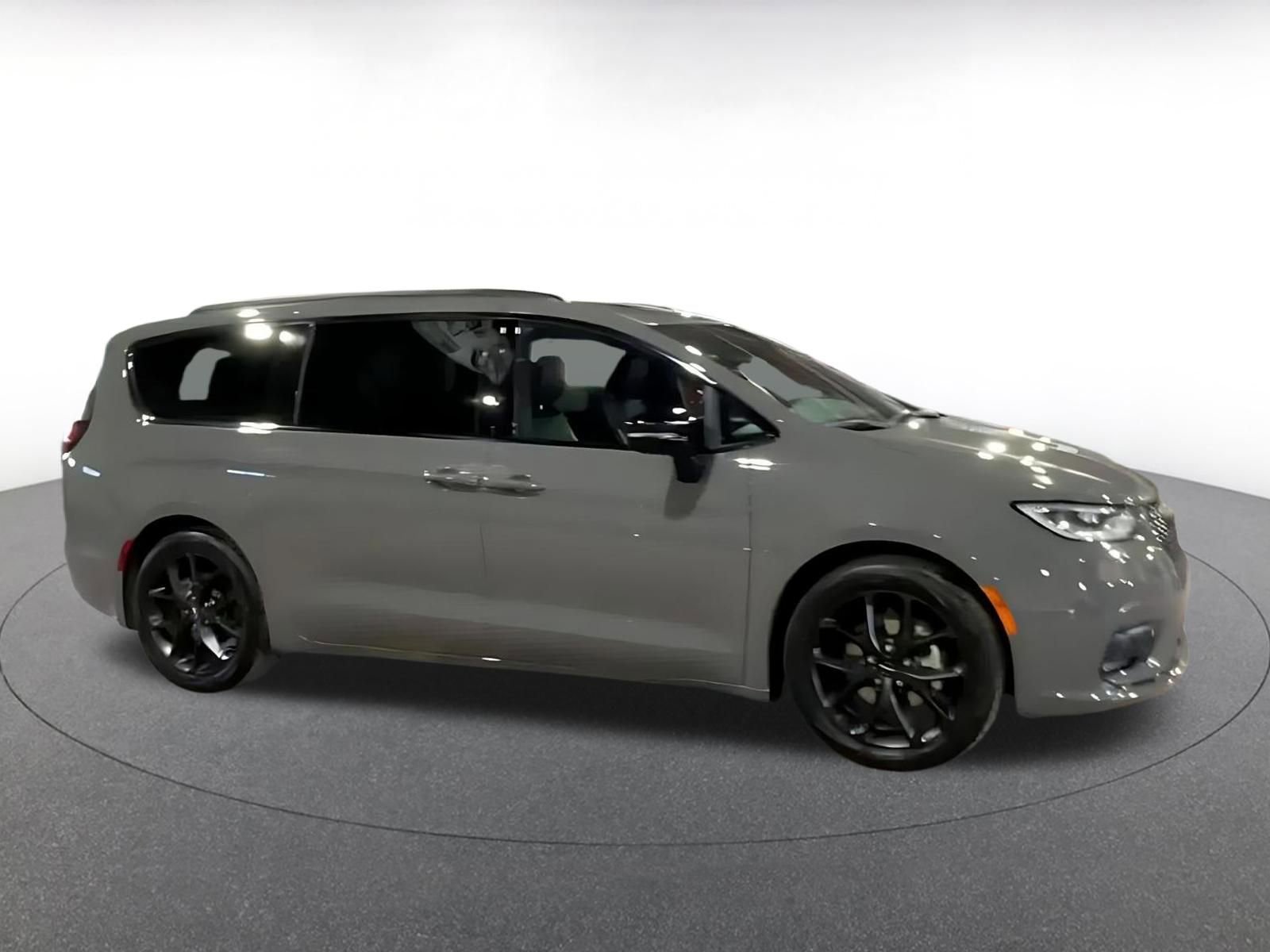 Used 2025 Chrysler Pacifica Limited image 15