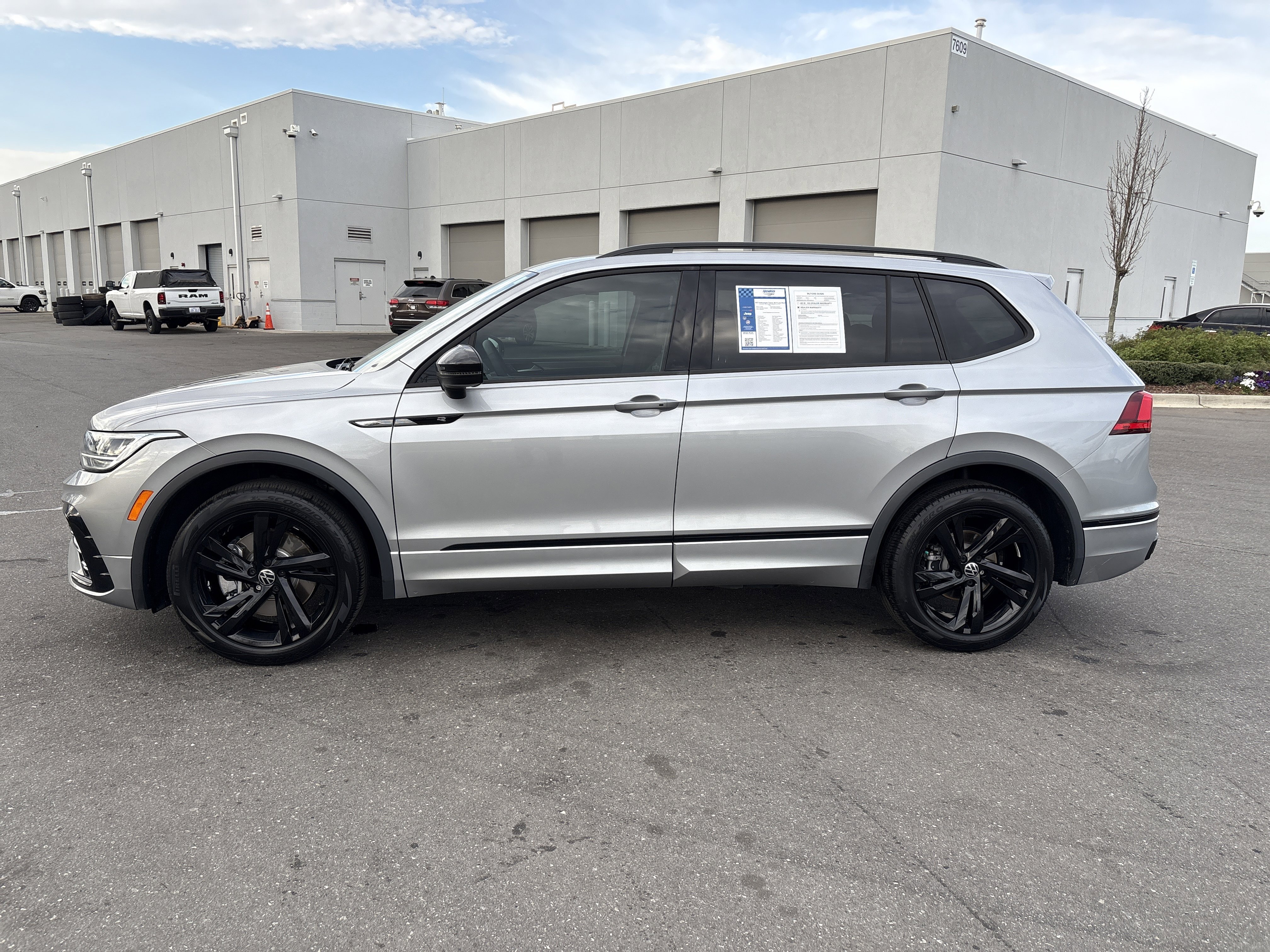 Used 2023 Volkswagen Tiguan SE R-Line image 6
