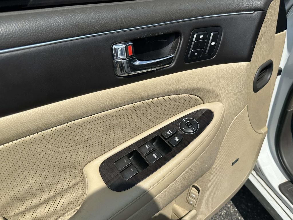 Used 2011 Hyundai Genesis 4.6 RWD image 18