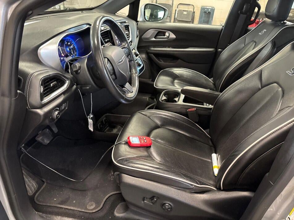 Used 2019 Chrysler Pacifica Limited w/ Advanced Safetytec Group FWD image 8
