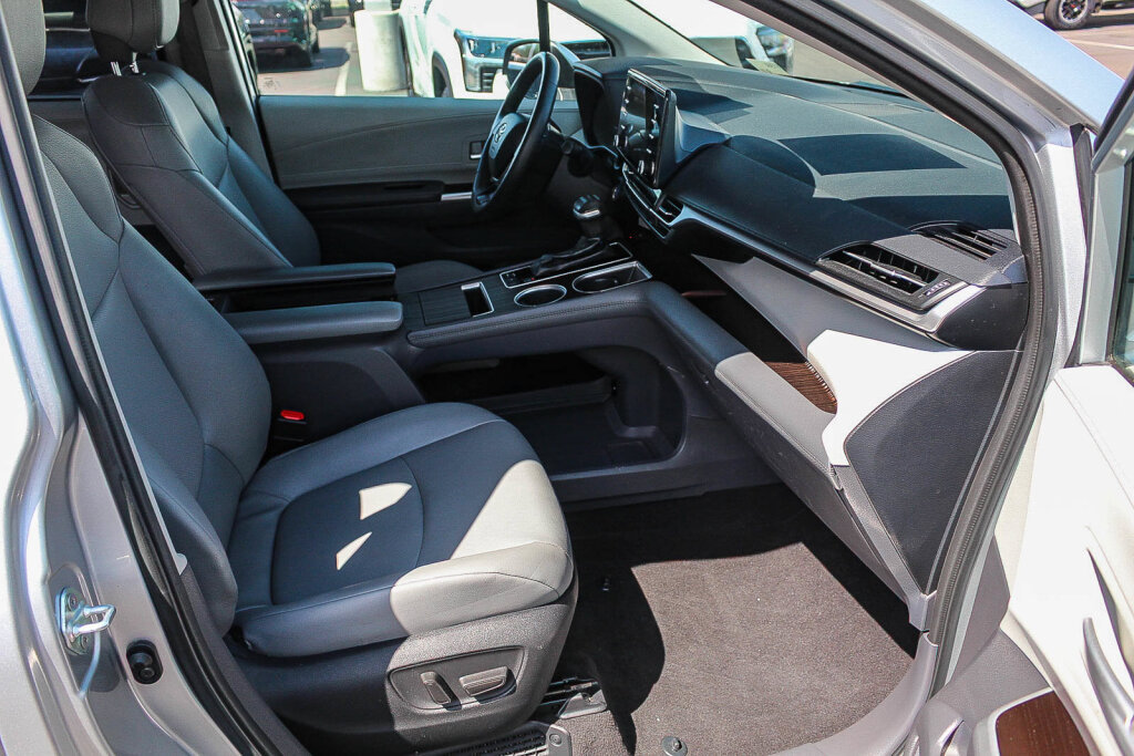 Certified 2023 Toyota Sienna XLE FWD image 8
