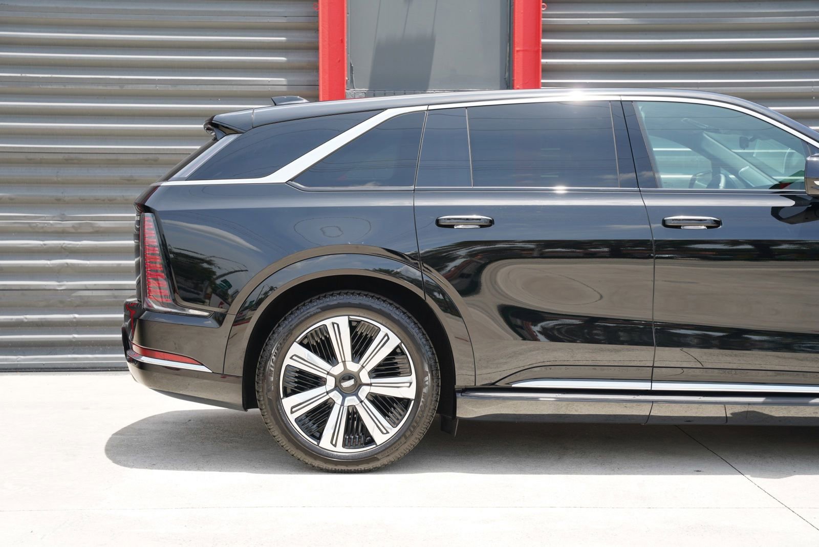 Used 2025 Cadillac Escalade IQ Luxury 2 w/ LPO, Premium Carpet Package AWD/4WD image 4